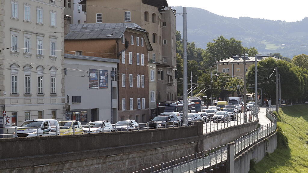 Klebe-Blockade auf Staatsbrücke