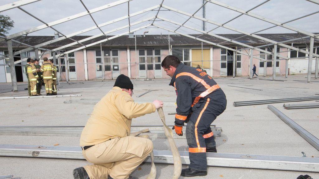 Zelte für Flüchtlinge in alter Autobahnmeisterei