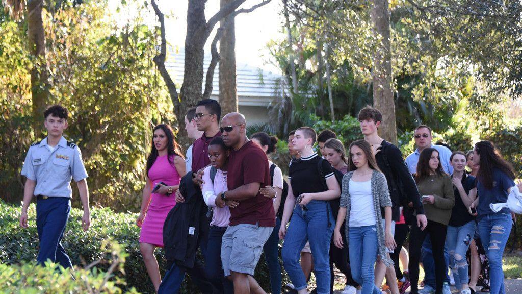 Trauer nach tödlicher Schul-Schießerei in Florida
