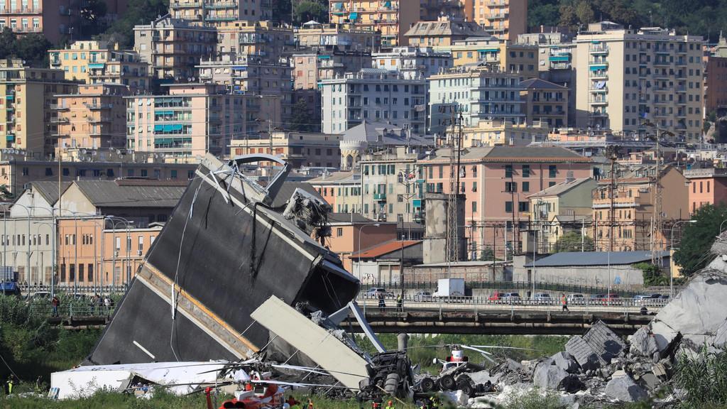 Autobahnbr\u00fccke st\u00fcrzt in Genua ein II