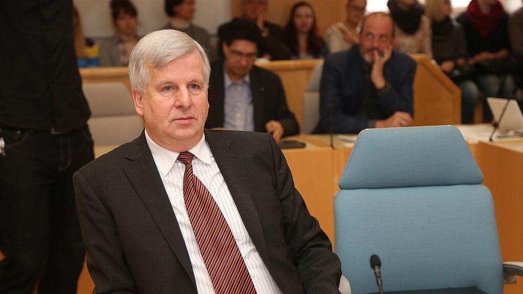 Wolfgang Eisl habe sich gegen die Auflösung der Buchhaltung als eigene Abteilung ausgesprochen.
