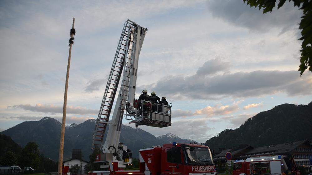 Sturm knickt Maibaum in St. Johann im Pongau