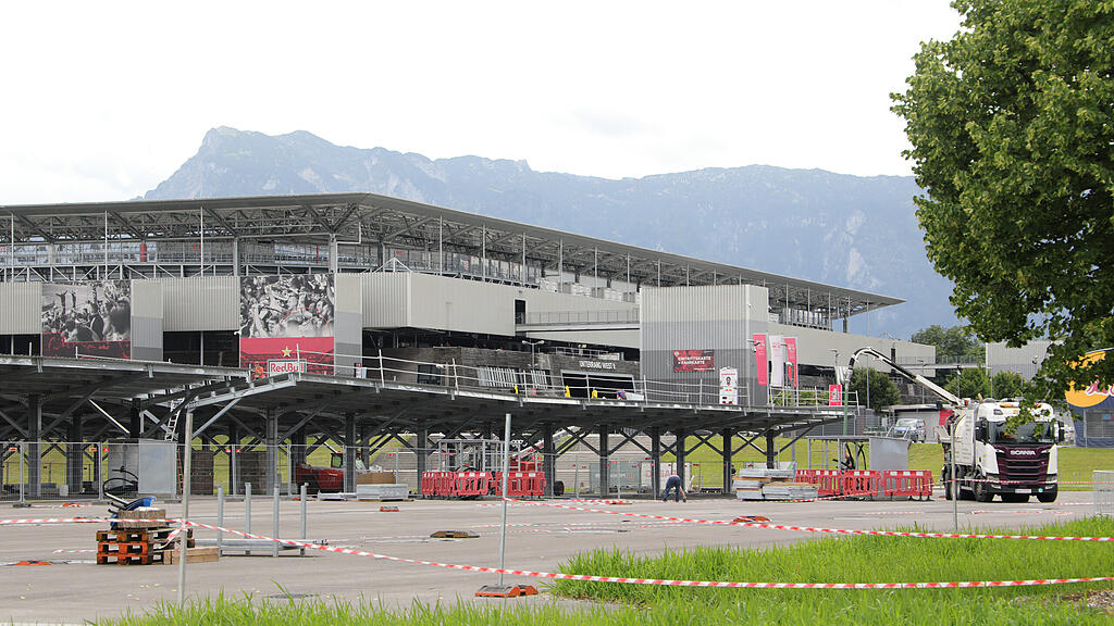 Photovoltaik-Carport-Anlage vor Red-Bull-Arena