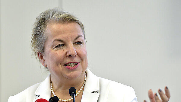 Sozialministerin Beate Hartinger-Klein bleibt im Fokus