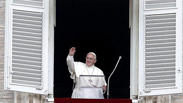 Papst Franziskus winkt der Menge am Petersplatz zu