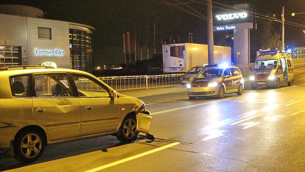 Taxi kollidiert mit Pkw