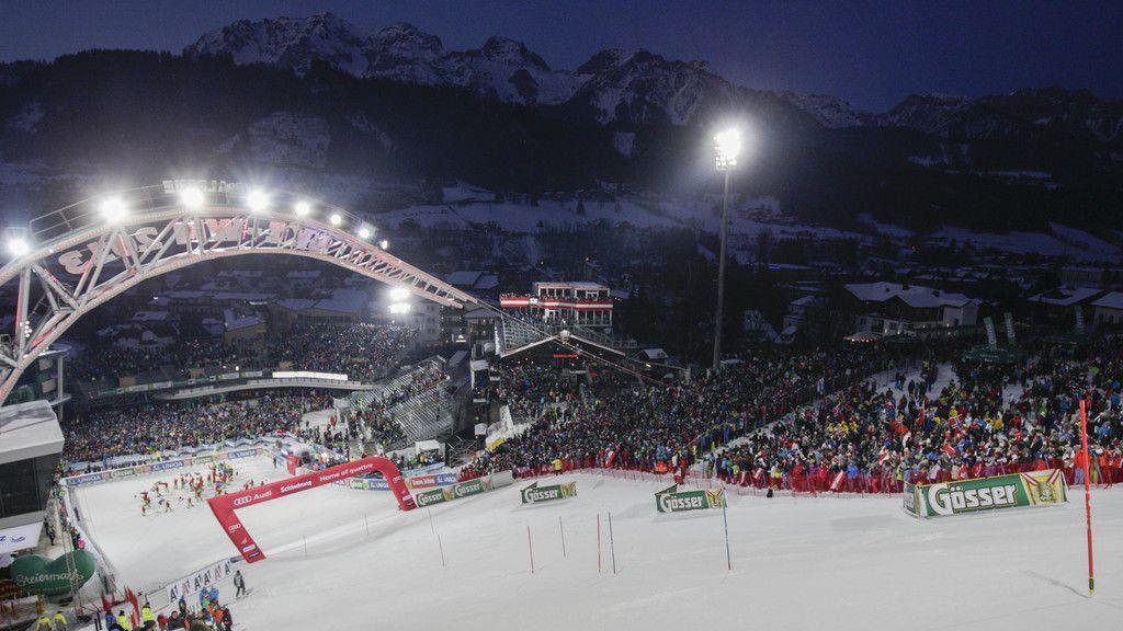 Nachtslalom in Schladming: Promis und Fans