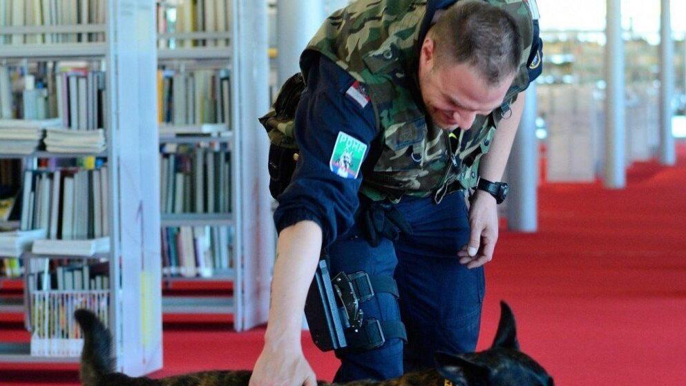 Drogenspürhunde durchsuchten die Salzburger Stadtbibliothek.