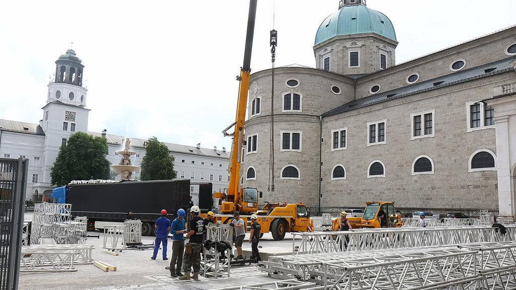 Aufbauarbeiten für Grönemeyer-Konzert am Residenzplatz