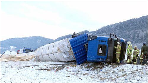 Lkw-Unfall auf B96 in Unterberg