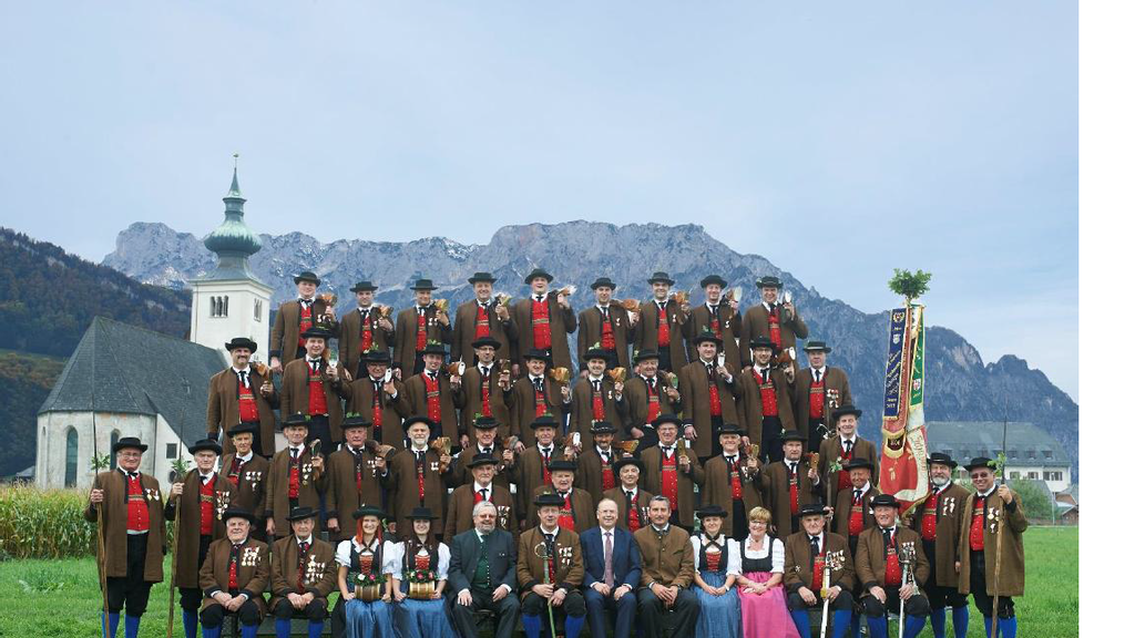 Die gesamte Kompanie der Prangerschützen Oberalm präsentiert sich in historischer Tracht.