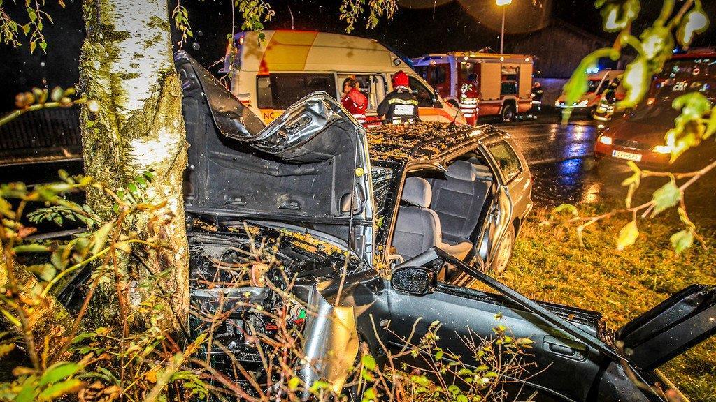 Pkw gegen Baum: Weitere Bilder