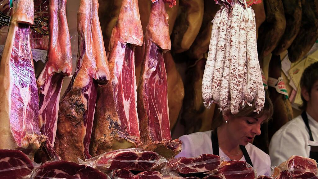 Andere Lebensmittel, darunter noch weitere 40 Kilogramm Speck und Getränke blieben zurück (Symbolbild).