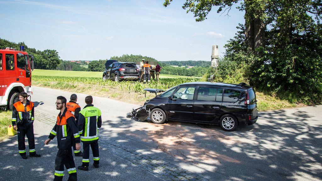 Zwei Verletzte bei Kreuzungscrash bei Laufen