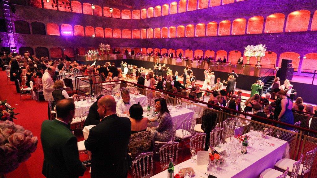 Salzburger Festspielball, III