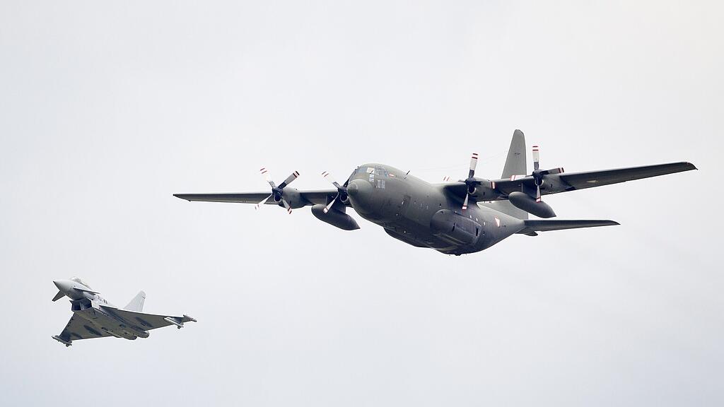 Auch die Hercules (rechts) wird im Tiefflug unterwegs sein.