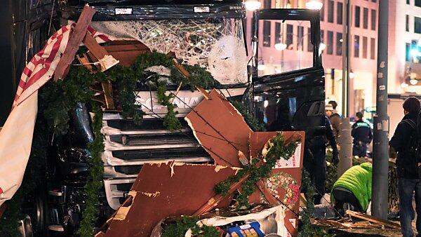 Der Lkw raste mit hoher Geschwindigkeit über den Markt