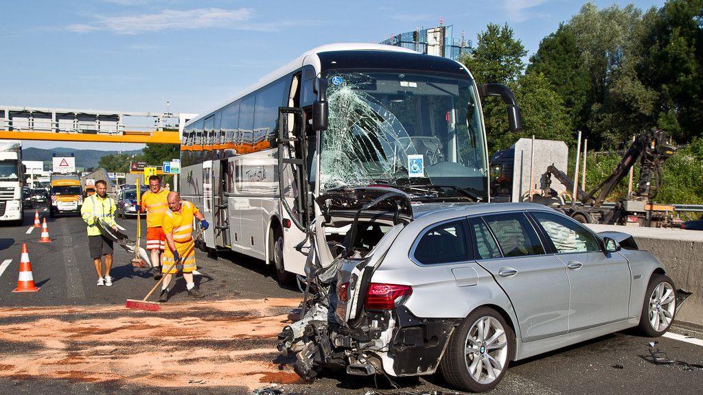 Unfall mit Pkw und zwei Bussen bei Anschlussstelle Hagenau