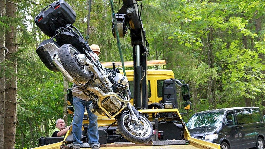 Biker prallt in Baum