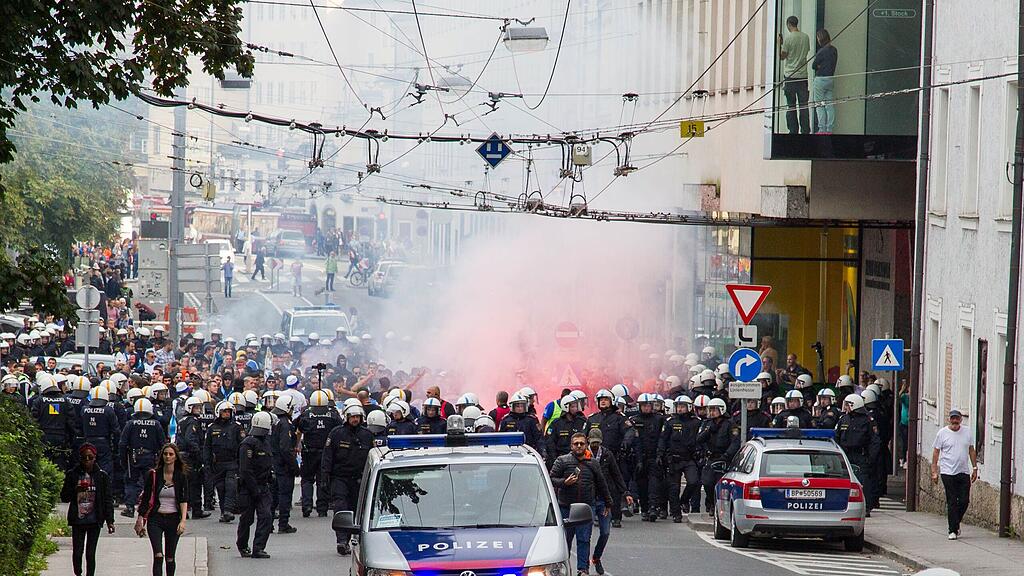 Die Marseille Fans hatten Böller und Bengalos im Gepäck.