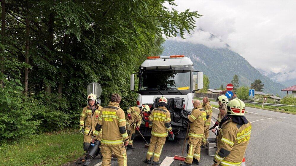 Lkw contra Wohnmobil bei Autobahnzubringer in Golling