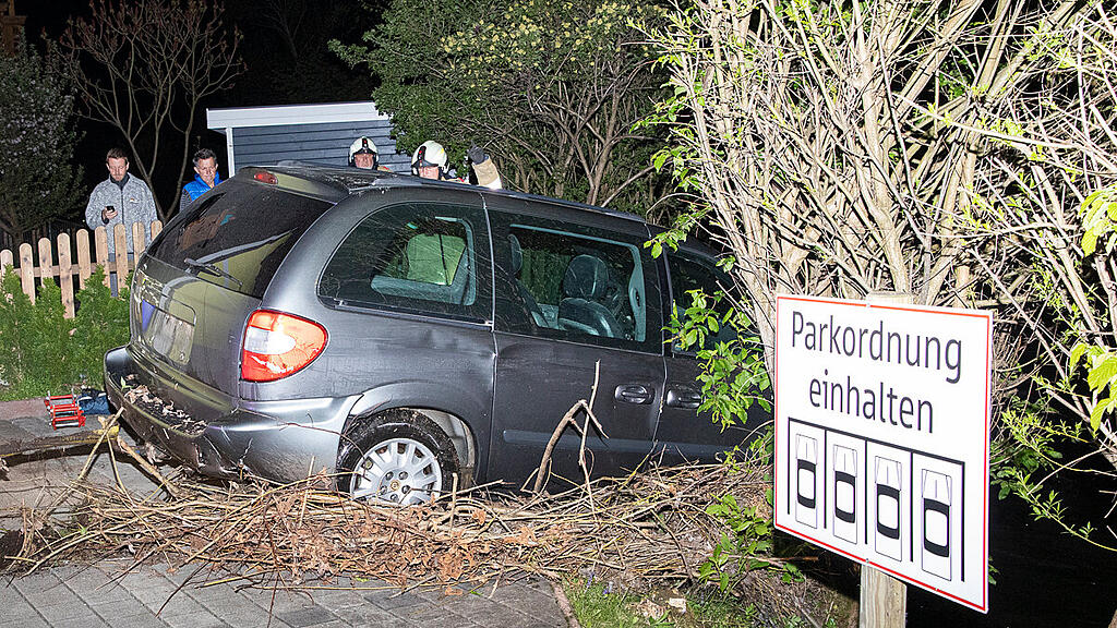 Auto rollt in Enns