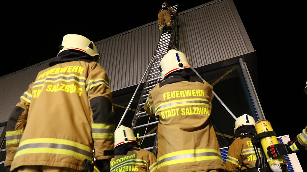 Feuerwehr-\u00dcbung: Brand in Salzburger Lager