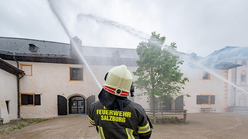 Feuerwehr-Übung auf der Festung, II