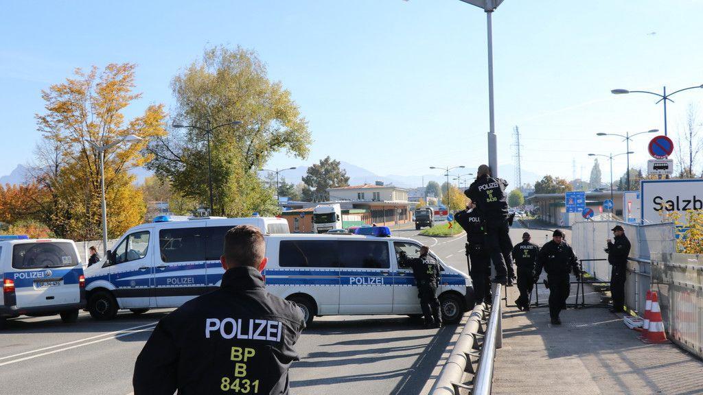 Flüchtlinge marschieren zu Grenze