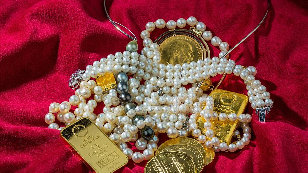 Die Diebinnen stahlen Schmuck im Wert von mehreren tausend Euro.