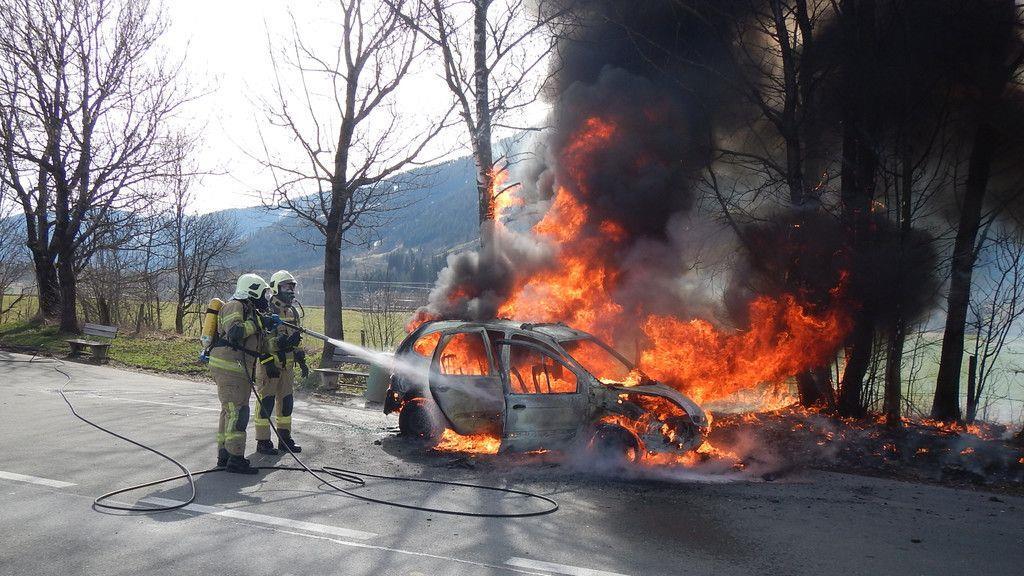 Pkw auf B164 in Saalfelden in Flammen