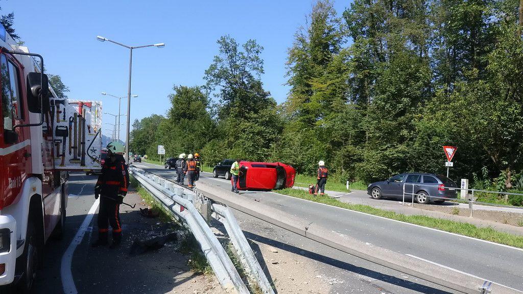 Pkw räumt in Alpenstraße Straßenlaterne ab und überschlägt sich