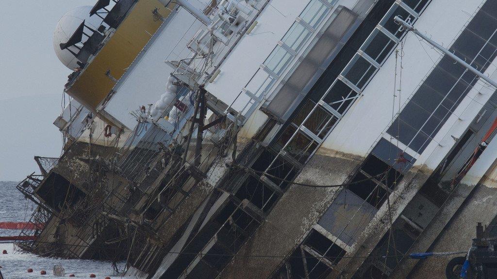 Wrack der Costa Concordia ist aufgerichtet