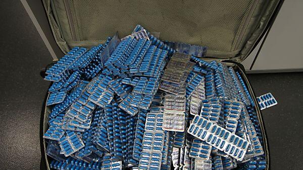 43.000 Tabletten befanden sich im Koffer eines Inders