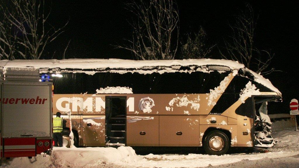 20 Verletzte bei Busunfall