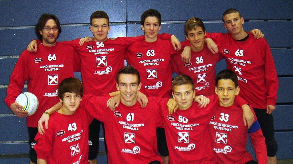 Die Faustballer vom ASKÖ Seekirchen. Im Bild hinten von links: Schimerl Rene, Dihlmann Philipp, Scheidler Leo, Kiesbye Florian, Radauer Patrick; Vorne von links: Kronberger Lukas, Hummel Patrick, Dihlmann Simon, Putre Florian