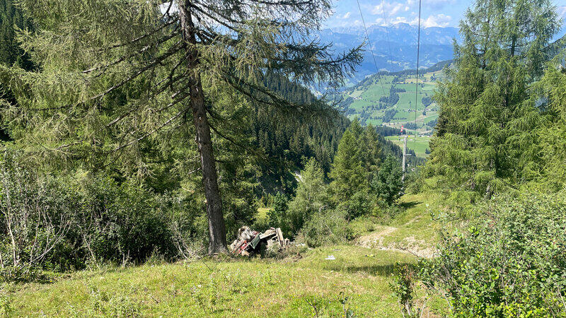 Traktor stürzt mit Bagger in St. Johann ab
