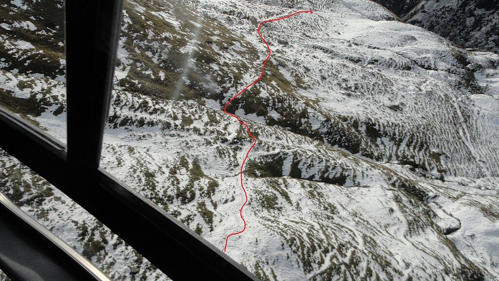 Die Abstiegsspuren im Schnee sind rot markiert.