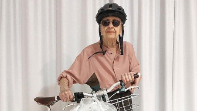 Jetzt ist die internationale Presse auf die Model-Oma aufmerksam geworden.
