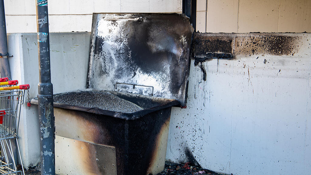 M\u00fclleimer gesprengt und Altpapiercontainer in Brand gesetzt
