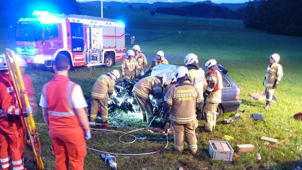 Die Feuerwehr Henndorf und die Feuerwehr Neumarkt rückten zu dem Unfall aus.