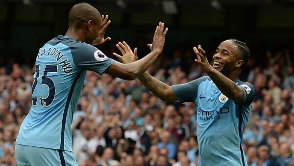 Sterling und Fernandinho feiern ihre beiden Tore