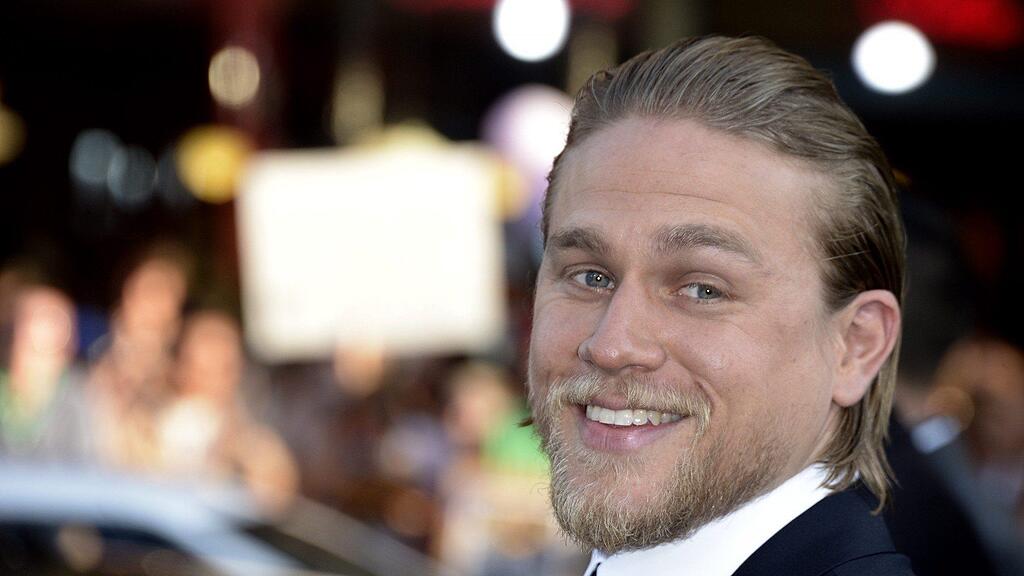 Charlie Hunnam hat keine Probleme Sex-Szenen als Christian Grey zu drehen.