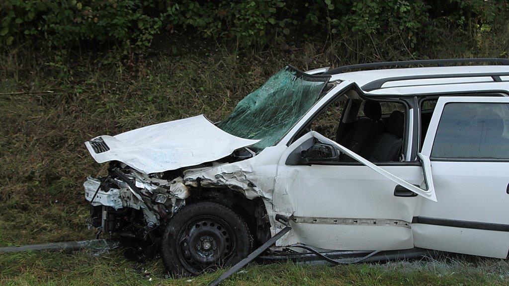 Trümmerfeld nach Frontalcrash