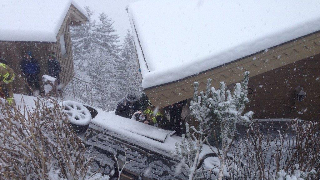 Pkw stürzt in Bramberg in Hauseinfahrt