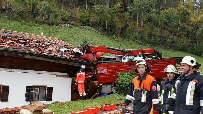 Lkw kracht in Haus