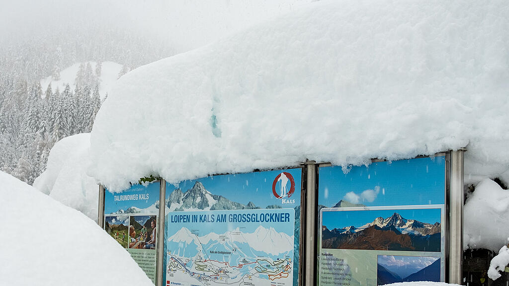 WINTEREINBRUCH IN ÖSTERREICH: SITUATION IN KALS AM GROSSGLOCKNER / OSTTIROL