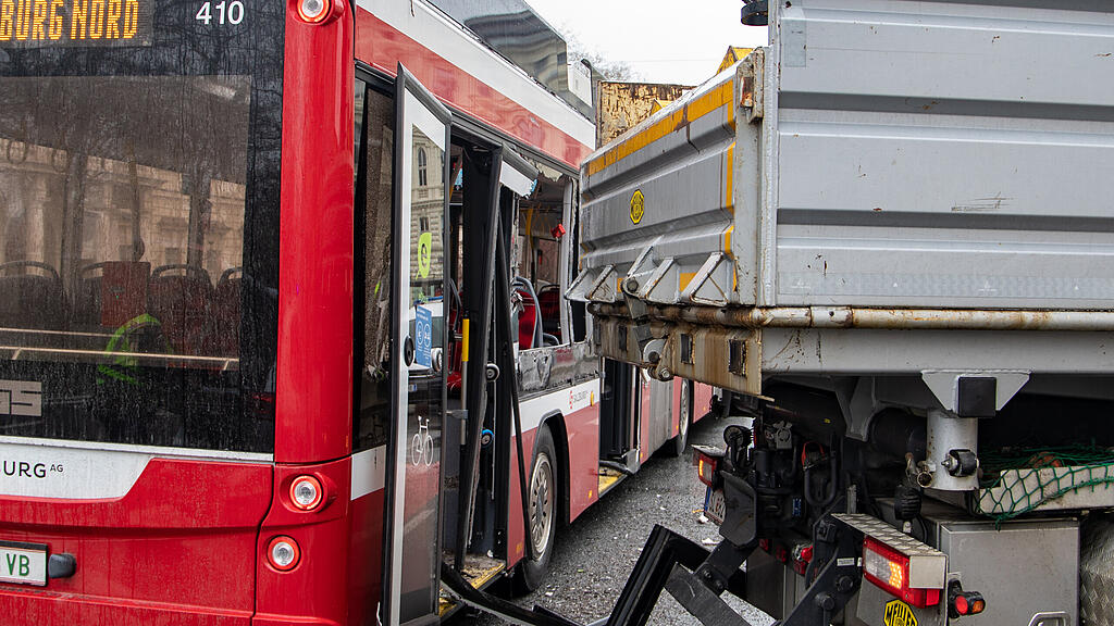 Unfall Mirabellplatz Bus gegen Lkw