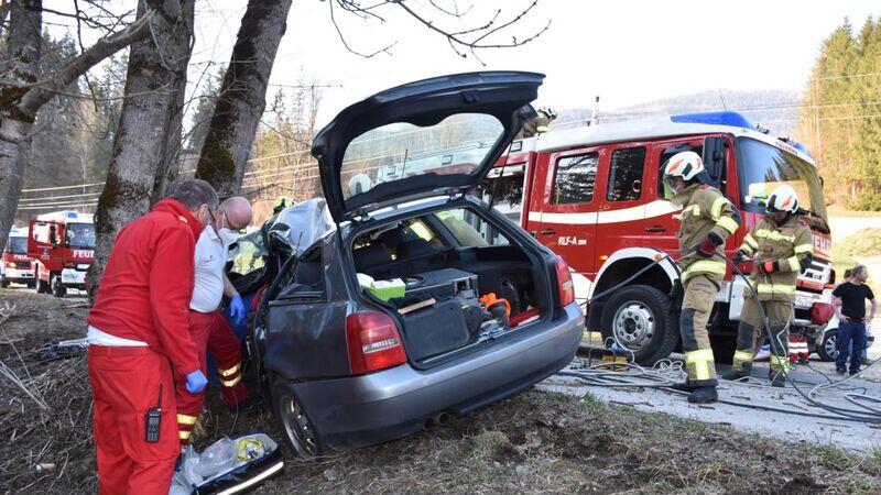 Abtenau: Auto prallt gegen Baum