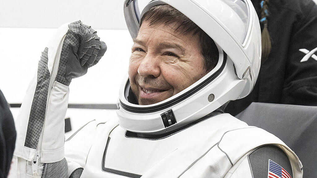 NASA-Astronaut Barratt im SpaceX Dragon Endeavour